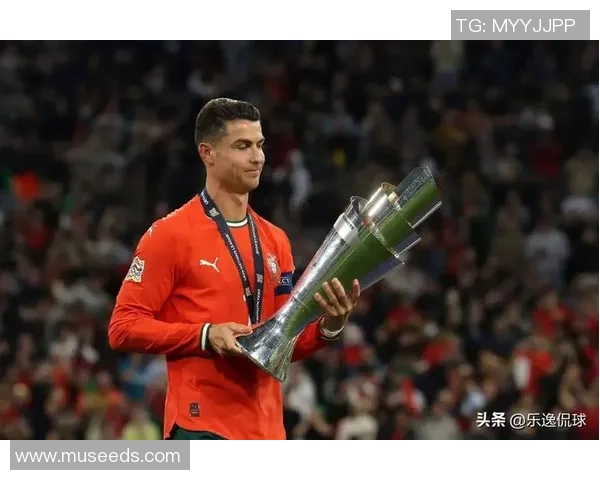 足球明星张开手臂庆祝胜利瞬间展现激情与荣耀的完美结合